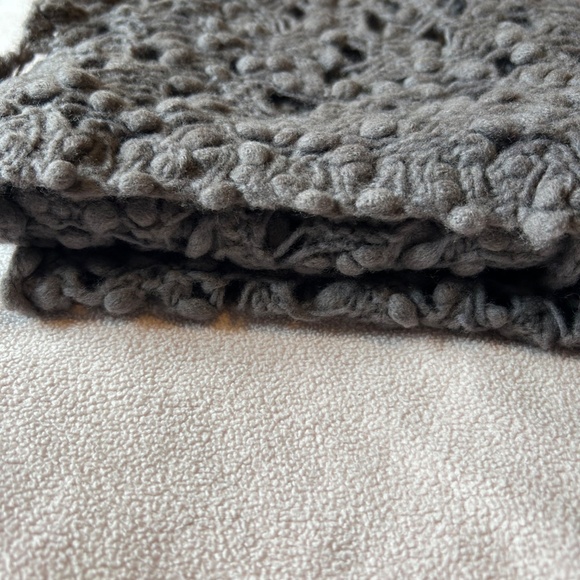 Eileen Fisher | Wool scarf | Grey | Loose crochet - Picture 2 of 5